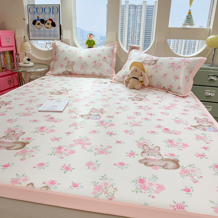 91家纺网 家纺一手货源 找家纺 丝羽坊 2026新款小版印花碳光冰丝凉席平铺款 花甜兔