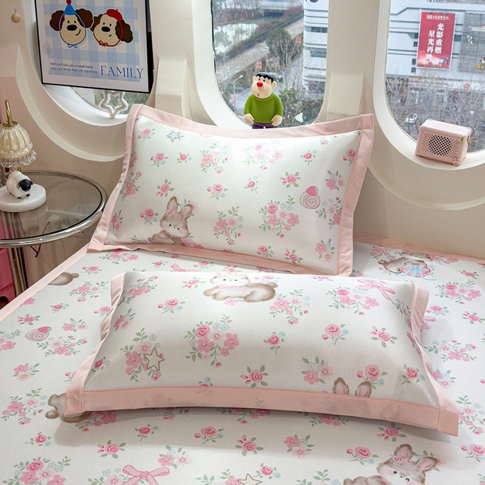 91家纺网 家纺一手货源 找家纺 丝羽坊 2026新款小版印花碳光冰丝凉席平铺款 花甜兔