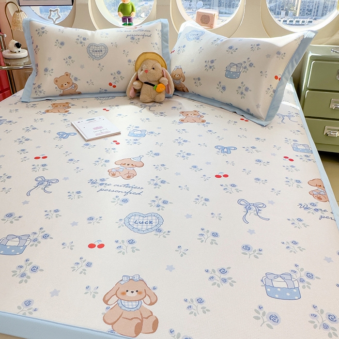 91家纺网 家纺一手货源 找家纺 丝羽坊 2026新款小版印花碳光冰丝凉席平铺款 蓝花熊语