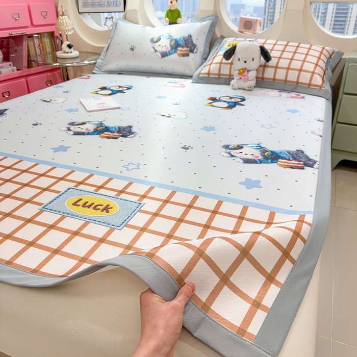 91家纺网 家纺一手货源 找家纺 丝羽坊 2026新款小版印花碳光冰丝凉席平铺款 幸运企鹅