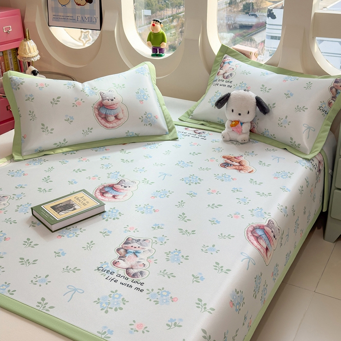 91家纺网 家纺一手货源 找家纺 丝羽坊 2026新款小版印花碳光冰丝凉席平铺款 猫叙花间