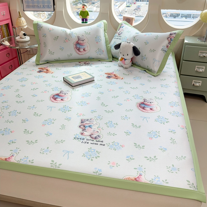 91家纺网 家纺一手货源 找家纺 丝羽坊 2026新款小版印花碳光冰丝凉席平铺款 猫叙花间