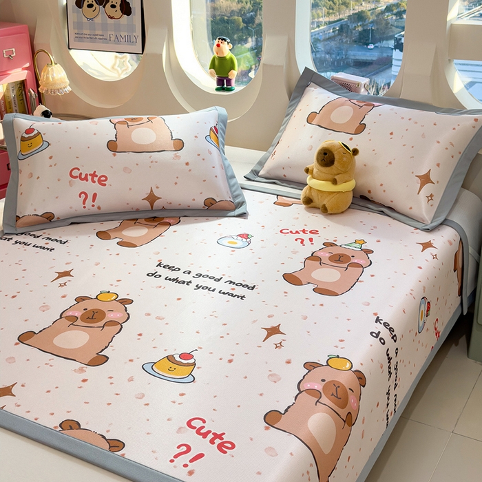 91家纺网 家纺一手货源 找家纺 丝羽坊 2026新款小版印花碳光冰丝凉席平铺款 卡皮元气