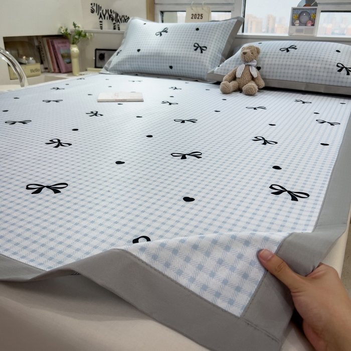 91家纺网 家纺一手货源 找家纺 丝羽坊 2026新款小版印花碳光冰丝凉席平铺款 黑蝴蝶