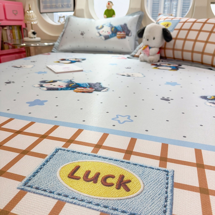 91家纺网 家纺一手货源 找家纺 丝羽坊 2026新款小版印花碳光冰丝凉席平铺款 幸运企鹅