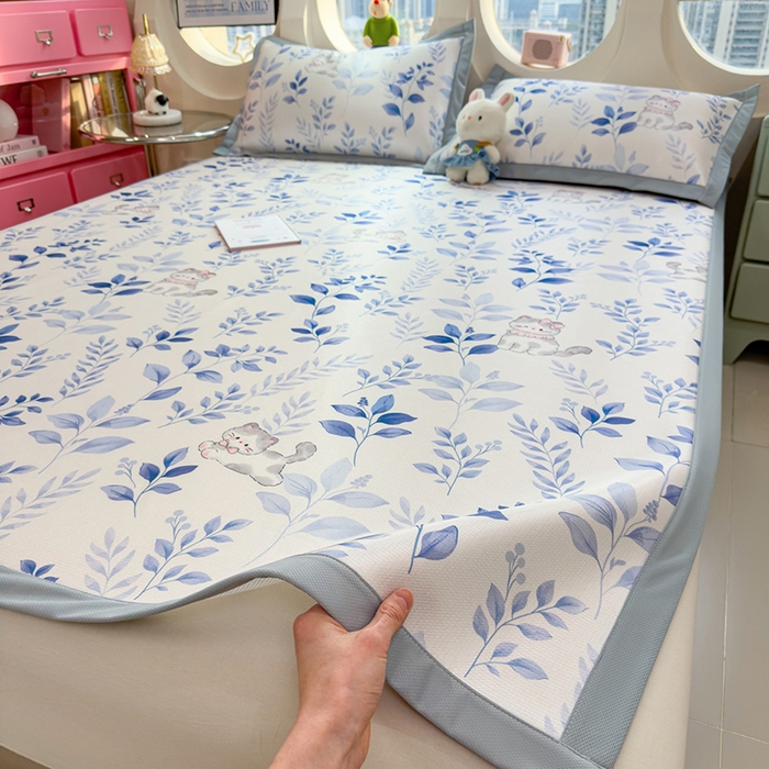 91家纺网 家纺一手货源 找家纺 丝羽坊 2026新款小版印花碳光冰丝凉席平铺款 云漫花絮