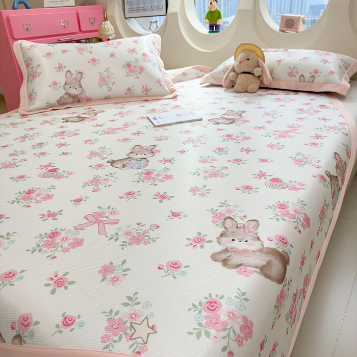 91家纺网 家纺一手货源 找家纺 丝羽坊 2026新款小版印花碳光冰丝凉席平铺款 花甜兔