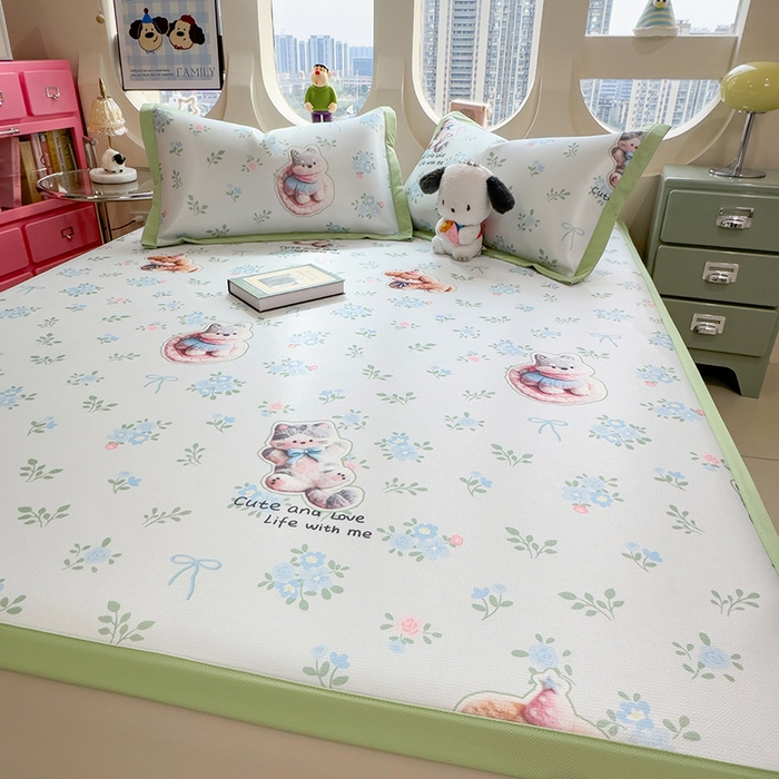 91家纺网 家纺一手货源 找家纺 丝羽坊 2026新款小版印花碳光冰丝凉席平铺款 猫叙花间