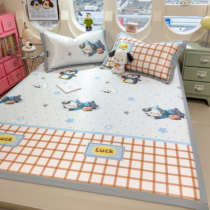 91家纺网 家纺一手货源 找家纺 丝羽坊 2026新款小版印花碳光冰丝凉席平铺款 幸运企鹅