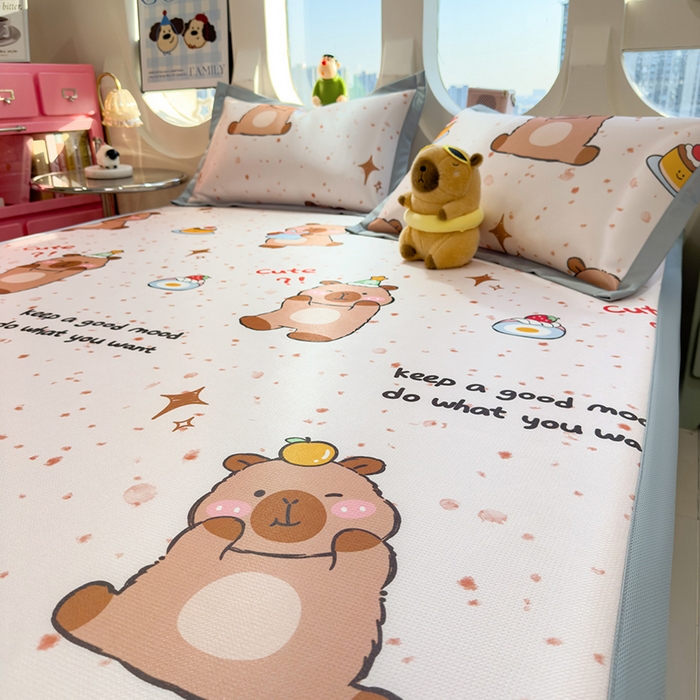 91家纺网 家纺一手货源 找家纺 丝羽坊 2026新款小版印花碳光冰丝凉席平铺款 卡皮元气