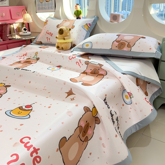 91家纺网 家纺一手货源 找家纺 丝羽坊 2026新款小版印花碳光冰丝凉席平铺款 卡皮元气