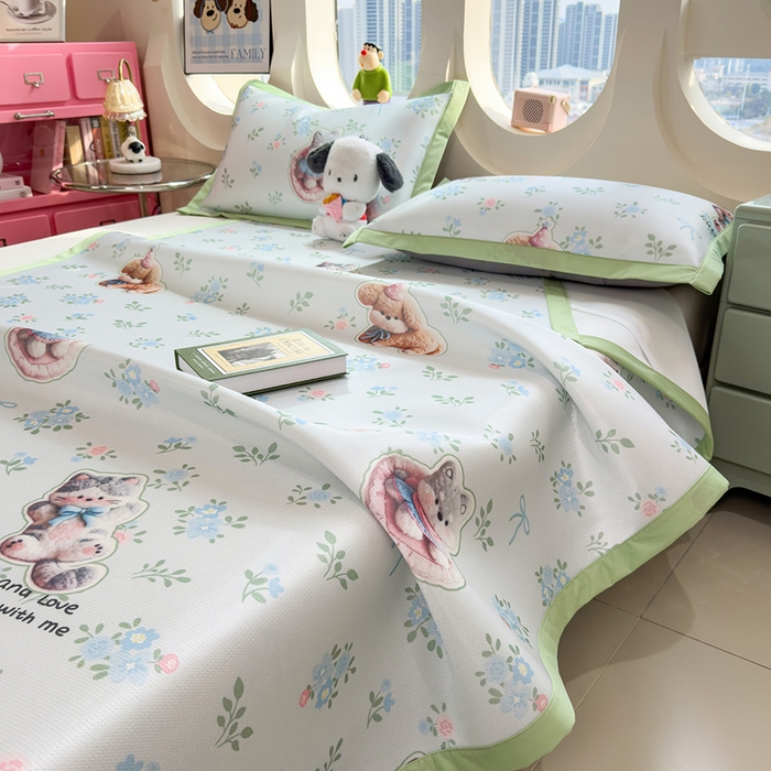 91家纺网 家纺一手货源 找家纺 丝羽坊 2026新款小版印花碳光冰丝凉席平铺款 猫叙花间