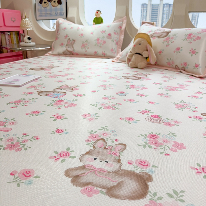 91家纺网 家纺一手货源 找家纺 丝羽坊 2026新款小版印花碳光冰丝凉席平铺款 花甜兔