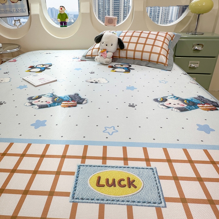 91家纺网 家纺一手货源 找家纺 丝羽坊 2026新款小版印花碳光冰丝凉席平铺款 幸运企鹅