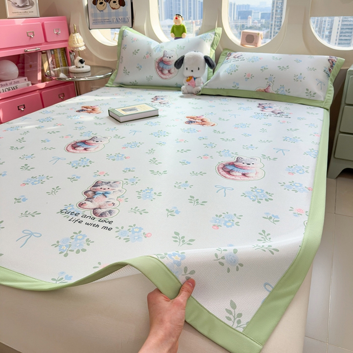 91家纺网 家纺一手货源 找家纺 丝羽坊 2026新款小版印花碳光冰丝凉席平铺款 猫叙花间