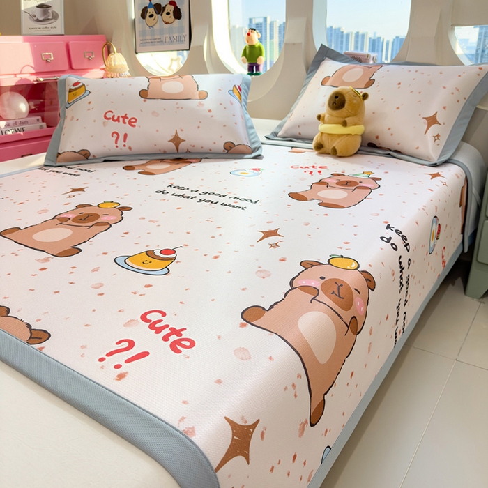 91家纺网 家纺一手货源 找家纺 丝羽坊 2026新款小版印花碳光冰丝凉席平铺款 卡皮元气