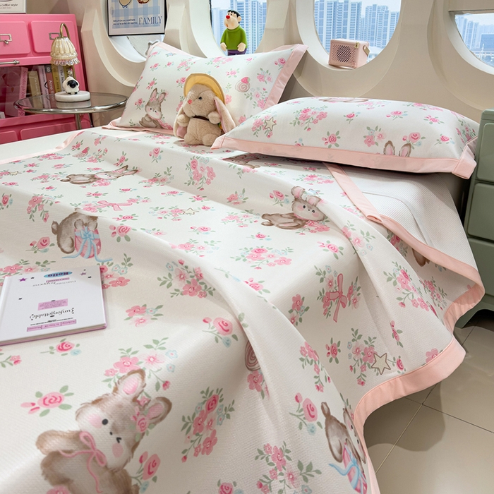 91家纺网 家纺一手货源 找家纺 丝羽坊 2026新款小版印花碳光冰丝凉席平铺款 花甜兔