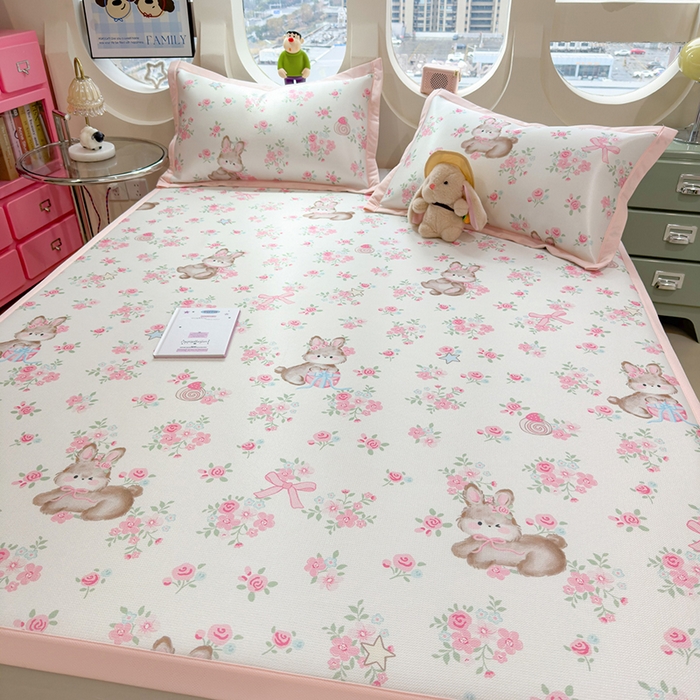 91家纺网 家纺一手货源 找家纺 丝羽坊 2026新款小版印花碳光冰丝凉席平铺款 花甜兔