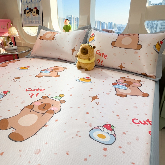 91家纺网 家纺一手货源 找家纺 丝羽坊 2026新款小版印花碳光冰丝凉席平铺款 卡皮元气