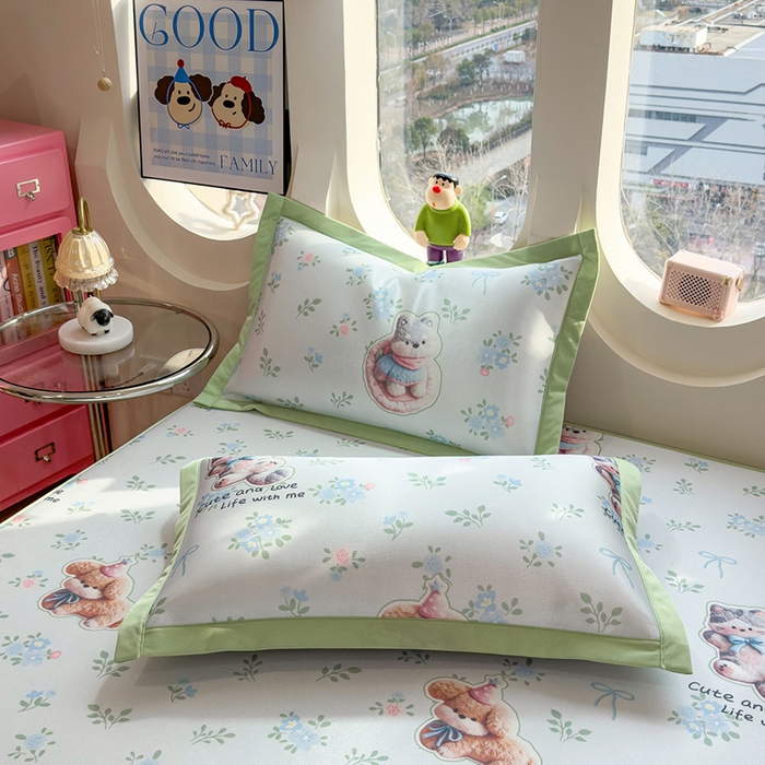 91家纺网 家纺一手货源 找家纺 丝羽坊 2026新款小版印花碳光冰丝凉席平铺款 猫叙花间