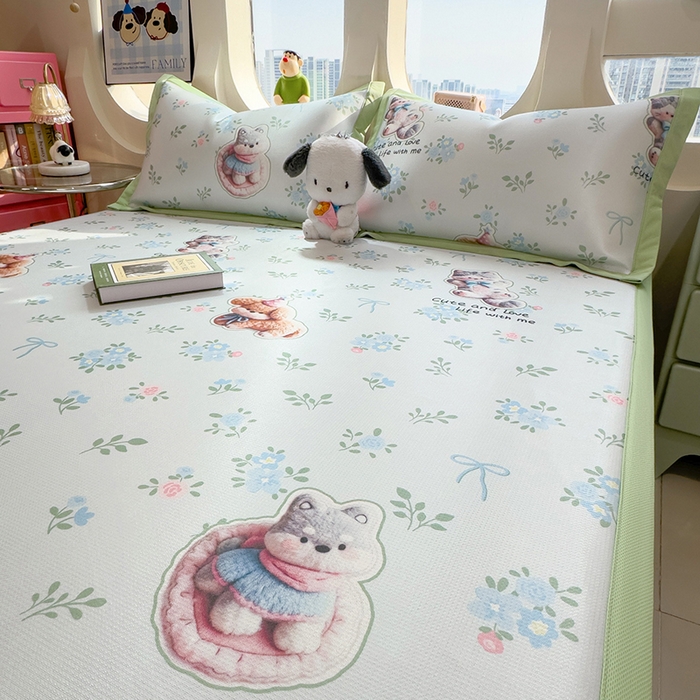 91家纺网 家纺一手货源 找家纺 丝羽坊 2026新款小版印花碳光冰丝凉席平铺款 猫叙花间