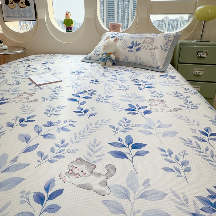 91家纺网 家纺一手货源 找家纺 丝羽坊 2026新款小版印花碳光冰丝凉席平铺款 云漫花絮