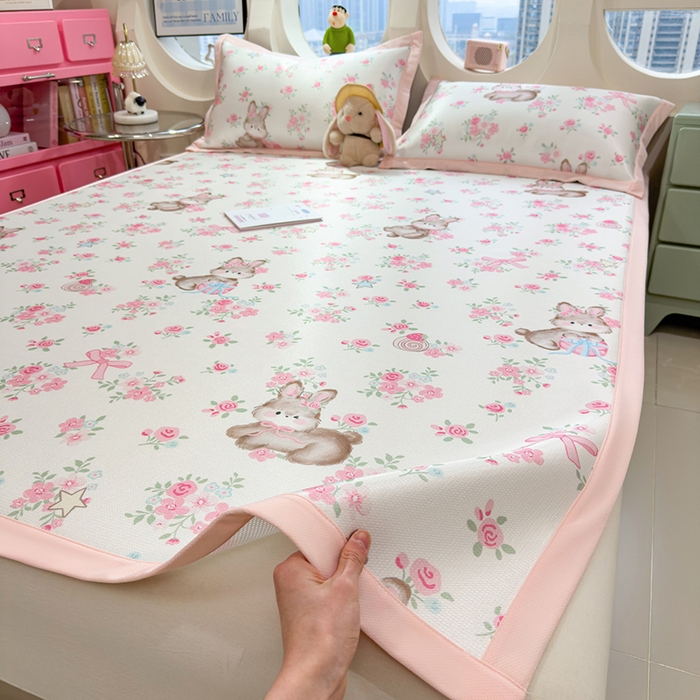 91家纺网 家纺一手货源 找家纺 丝羽坊 2026新款小版印花碳光冰丝凉席平铺款 花甜兔