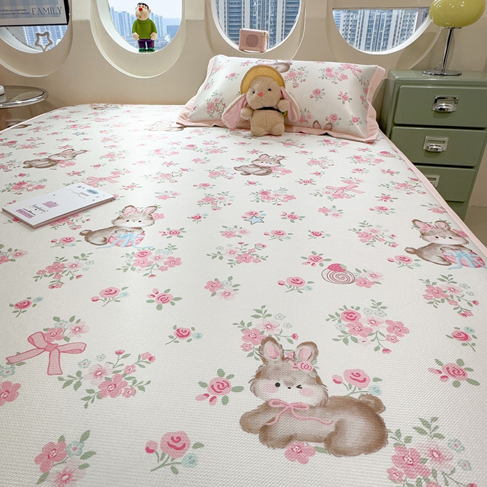 91家纺网 家纺一手货源 找家纺 丝羽坊 2026新款小版印花碳光冰丝凉席平铺款 花甜兔