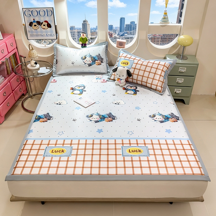 91家纺网 家纺一手货源 找家纺 丝羽坊 2026新款小版印花碳光冰丝凉席平铺款 幸运企鹅