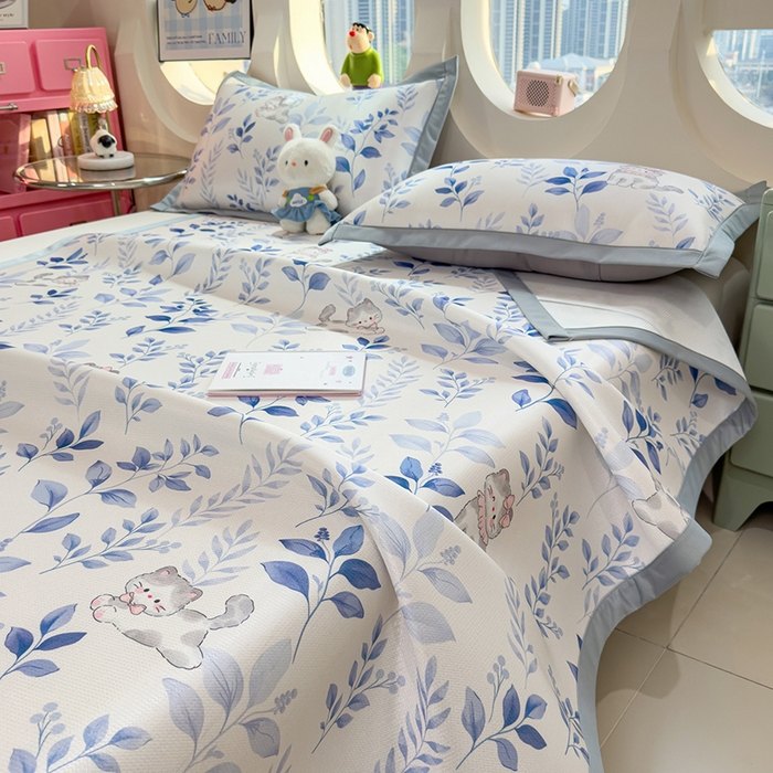 91家纺网 家纺一手货源 找家纺 丝羽坊 2026新款小版印花碳光冰丝凉席平铺款 云漫花絮