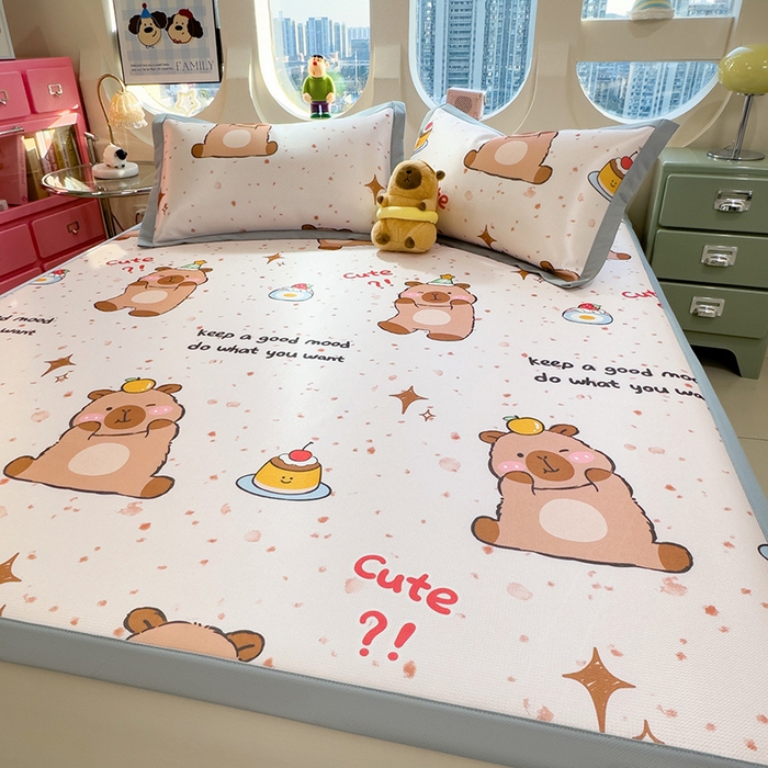 91家纺网 家纺一手货源 找家纺 丝羽坊 2026新款小版印花碳光冰丝凉席平铺款 卡皮元气