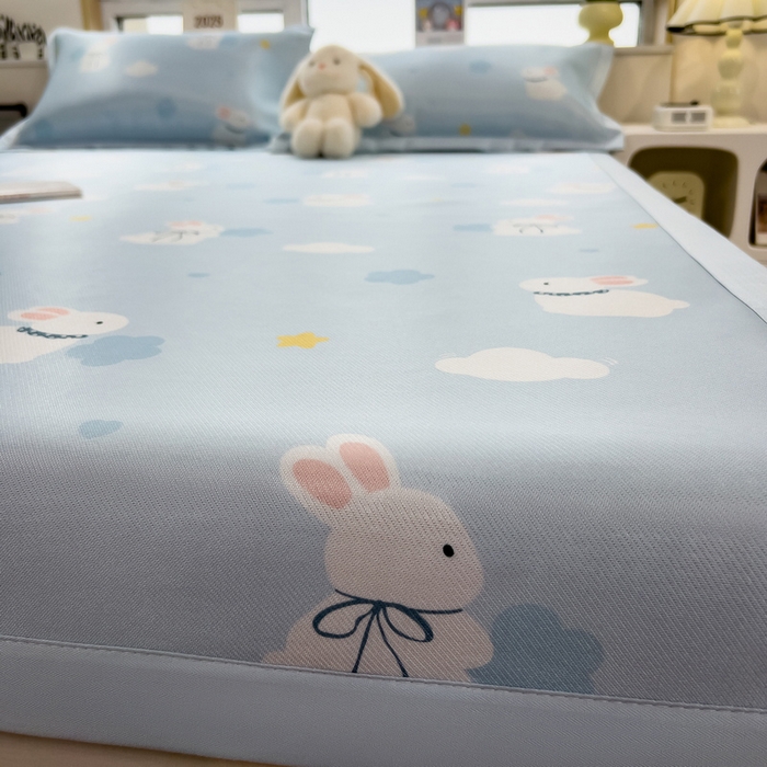 91家纺网 家纺一手货源 找家纺 丝羽坊 2026新款小版印花碳光冰丝凉席平铺款 兔宝