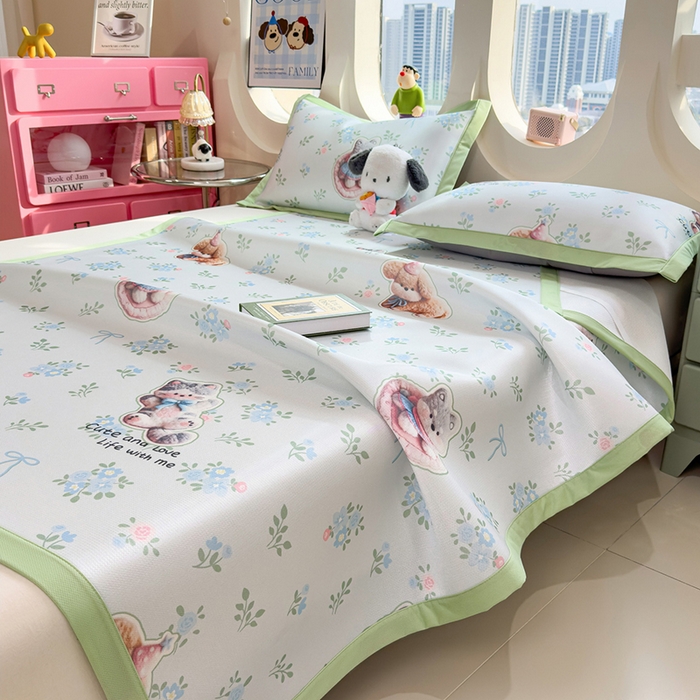 91家纺网 家纺一手货源 找家纺 丝羽坊 2026新款小版印花碳光冰丝凉席平铺款 猫叙花间