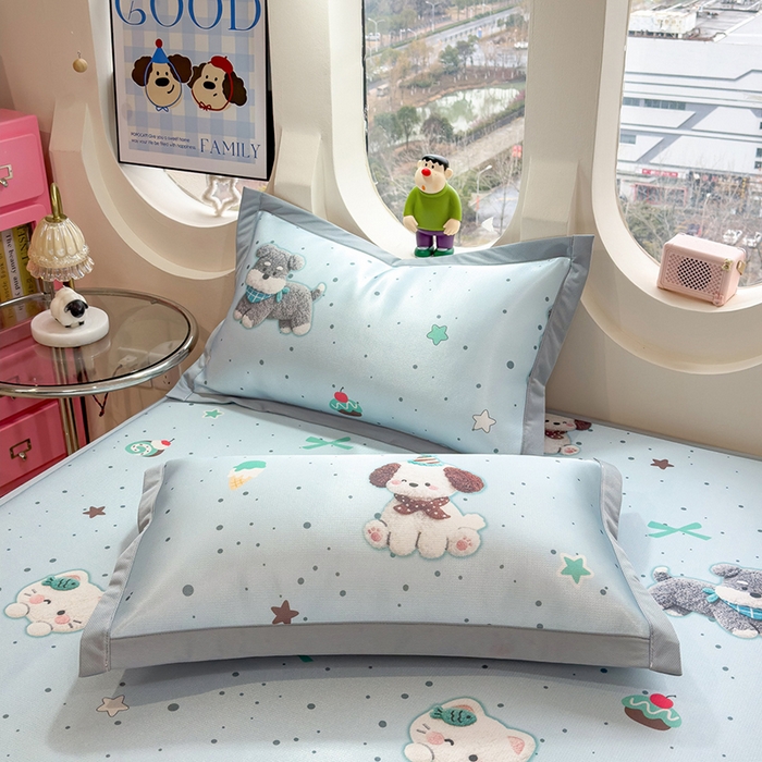 91家纺网 家纺一手货源 找家纺 丝羽坊 2026新款小版印花碳光冰丝凉席平铺款 小犬时光