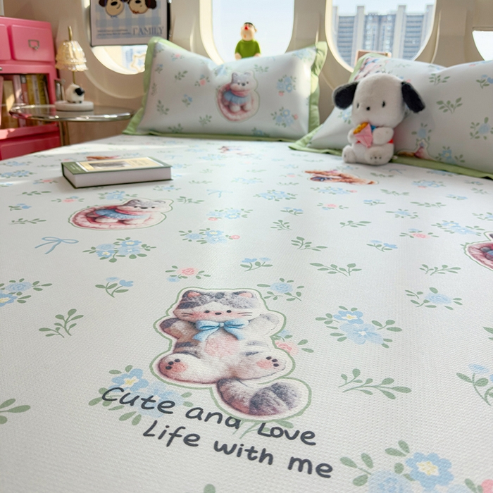 91家纺网 家纺一手货源 找家纺 丝羽坊 2026新款小版印花碳光冰丝凉席平铺款 猫叙花间