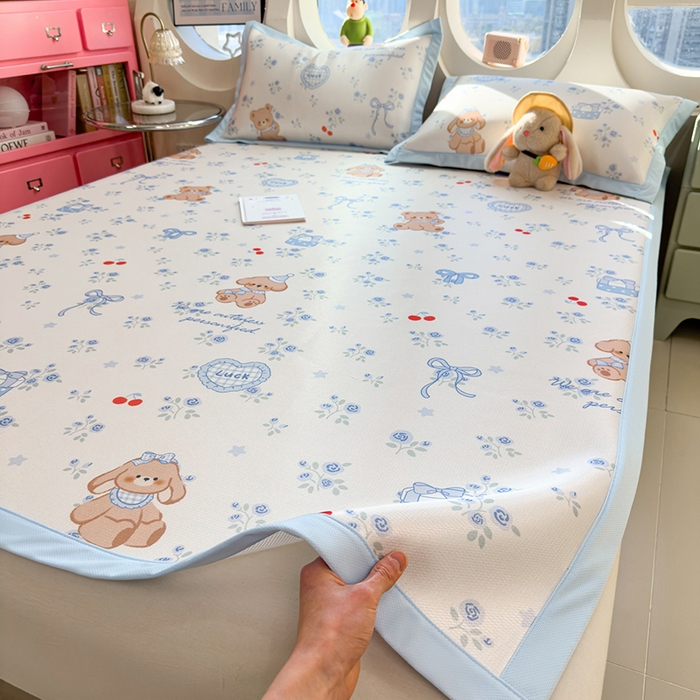 91家纺网 家纺一手货源 找家纺 丝羽坊 2026新款小版印花碳光冰丝凉席平铺款 蓝花熊语