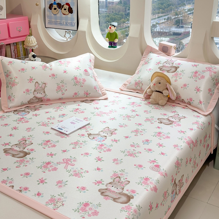 91家纺网 家纺一手货源 找家纺 丝羽坊 2026新款小版印花碳光冰丝凉席平铺款 花甜兔