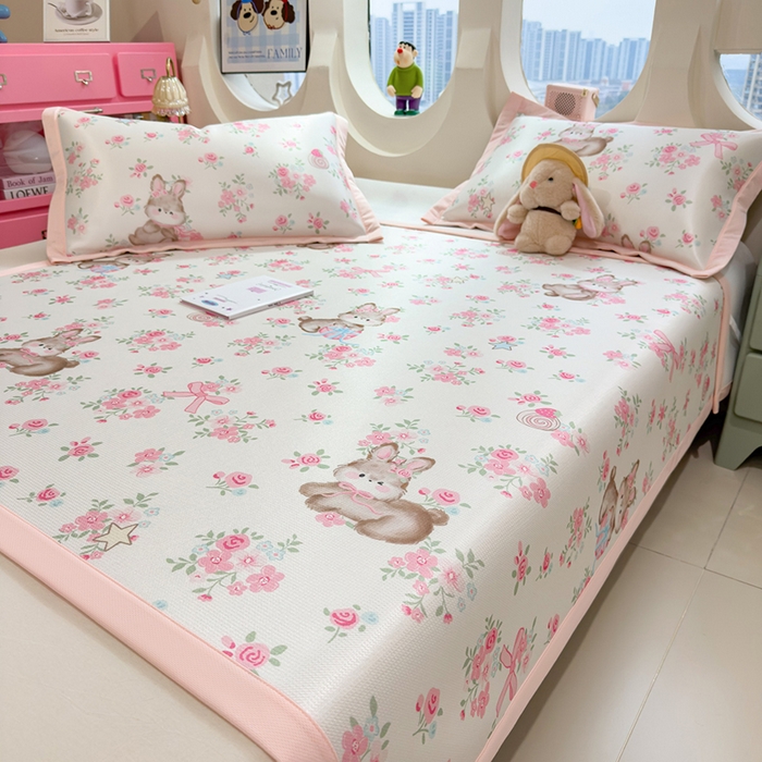 91家纺网 家纺一手货源 找家纺 丝羽坊 2026新款小版印花碳光冰丝凉席平铺款 花甜兔