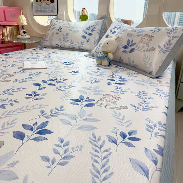 91家纺网 家纺一手货源 找家纺 丝羽坊 2026新款小版印花碳光冰丝凉席平铺款 云漫花絮