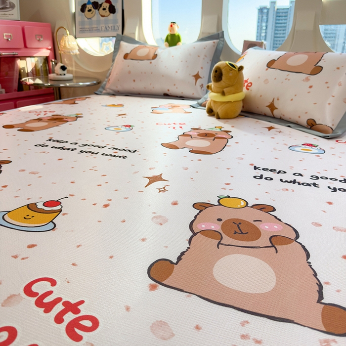 91家纺网 家纺一手货源 找家纺 丝羽坊 2026新款小版印花碳光冰丝凉席平铺款 卡皮元气