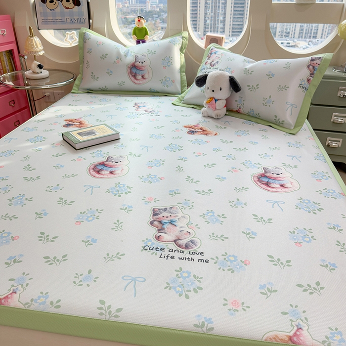 91家纺网 家纺一手货源 找家纺 丝羽坊 2026新款小版印花碳光冰丝凉席平铺款 猫叙花间