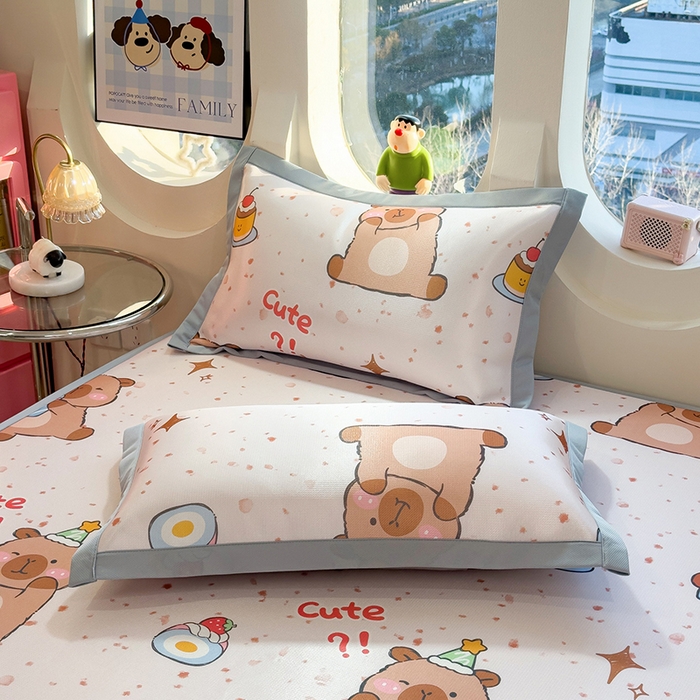 91家纺网 家纺一手货源 找家纺 丝羽坊 2026新款小版印花碳光冰丝凉席平铺款 卡皮元气