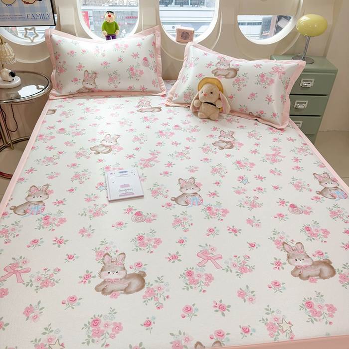 91家纺网 家纺一手货源 找家纺 丝羽坊 2026新款小版印花碳光冰丝凉席平铺款 花甜兔