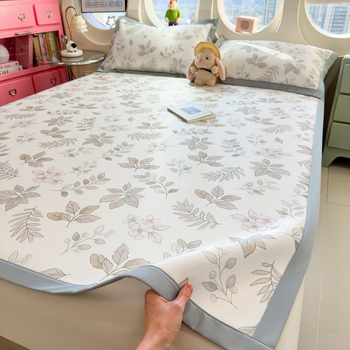 91家纺网 家纺一手货源 找家纺 丝羽坊 2026新款小版印花碳光冰丝凉席平铺款 叶伴繁花