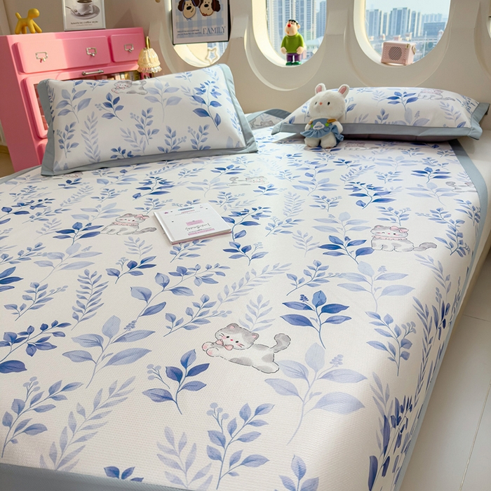 91家纺网 家纺一手货源 找家纺 丝羽坊 2026新款小版印花碳光冰丝凉席平铺款 云漫花絮