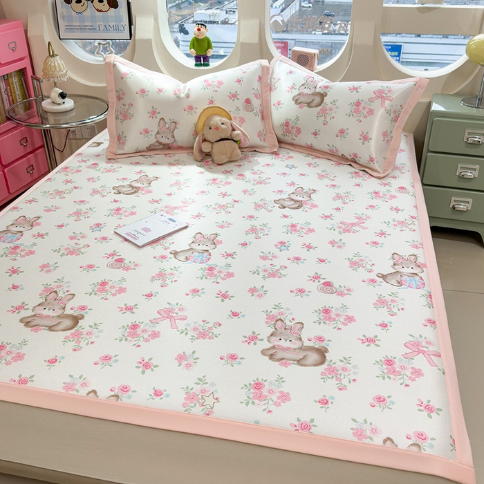 91家纺网 家纺一手货源 找家纺 丝羽坊 2026新款小版印花碳光冰丝凉席平铺款 花甜兔