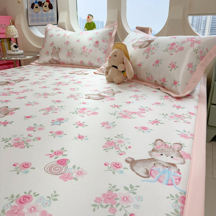 91家纺网 家纺一手货源 找家纺 丝羽坊 2026新款小版印花碳光冰丝凉席平铺款 花甜兔