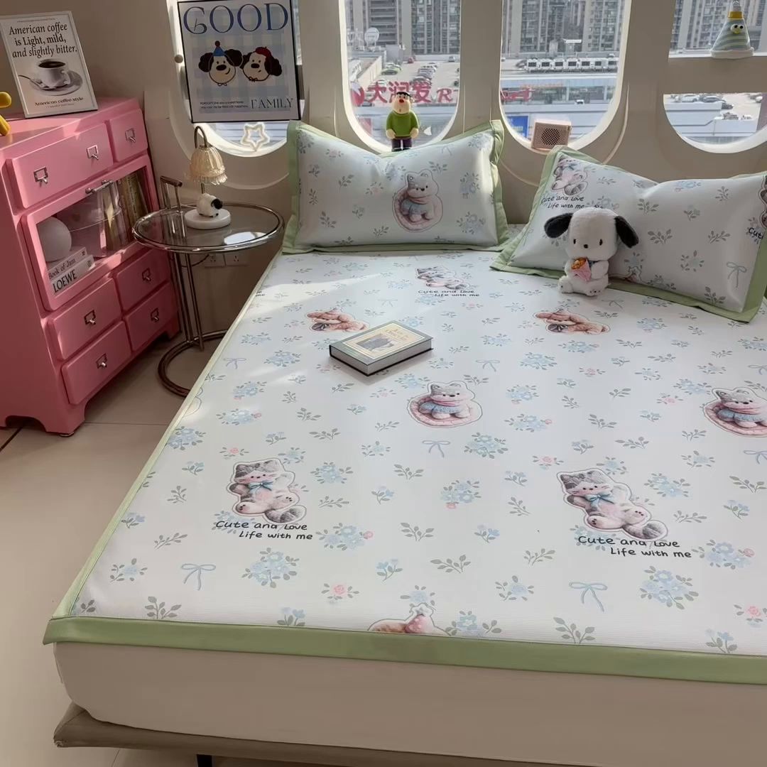 91家纺网 家纺一手货源 找家纺 丝羽坊 2026新款小版印花碳光冰丝凉席平铺款 花甜兔