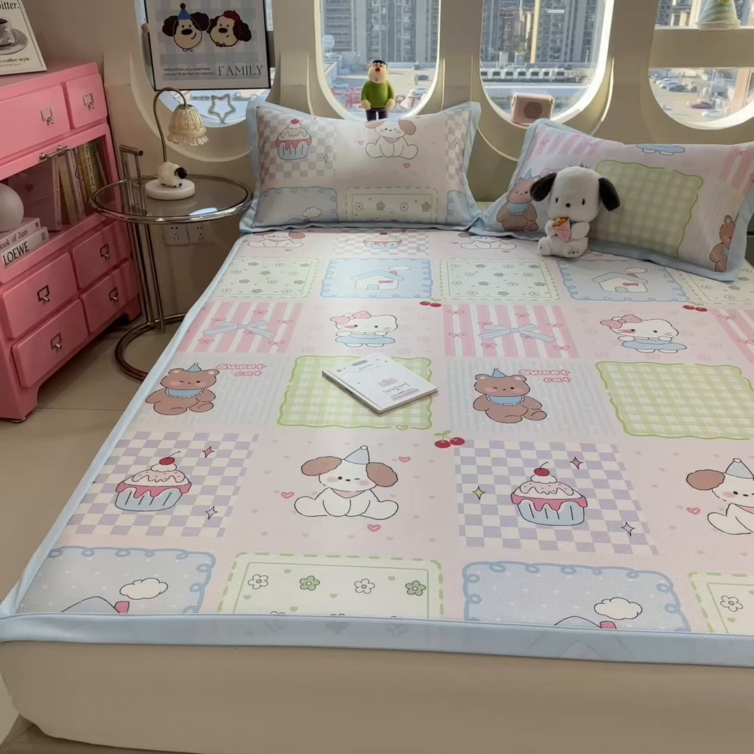 91家纺网 家纺一手货源 找家纺 丝羽坊 2026新款小版印花碳光冰丝凉席平铺款 蓝花熊语