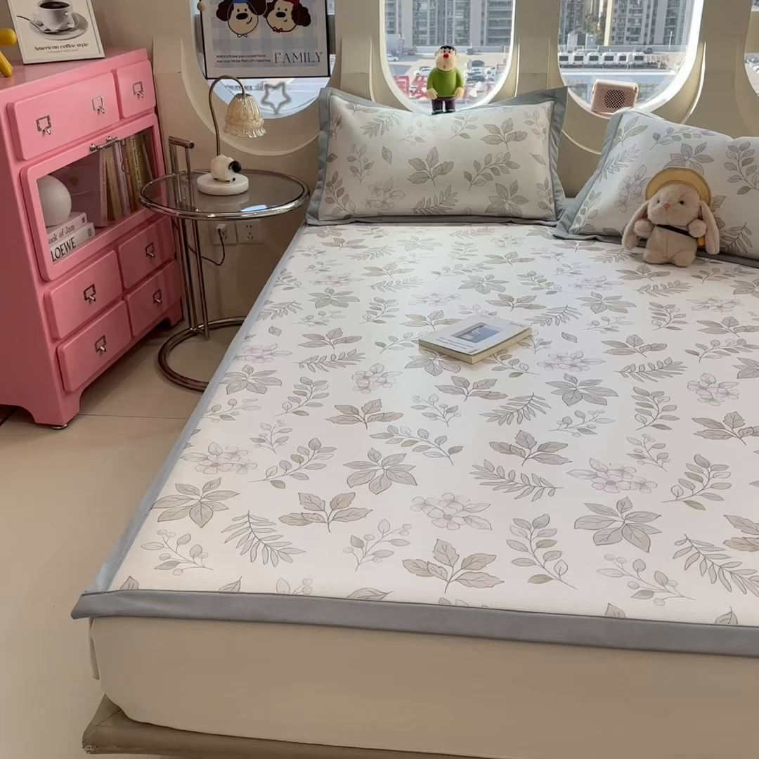 91家纺网 家纺一手货源 找家纺 丝羽坊 2026新款小版印花碳光冰丝凉席平铺款 猫叙花间